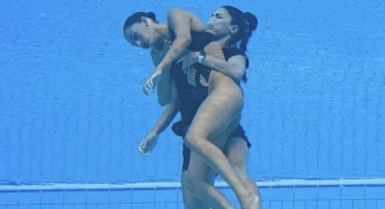 Nadadora Anita Álvarez perde a consciência na piscina e é resgatada por treinadora
